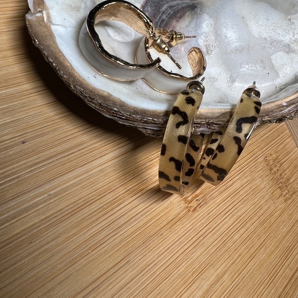 SALE💚 any 3 for $18 💚
 Earrings Resin Leopard White Acrylic Gold NWT - Picture 6 of 6